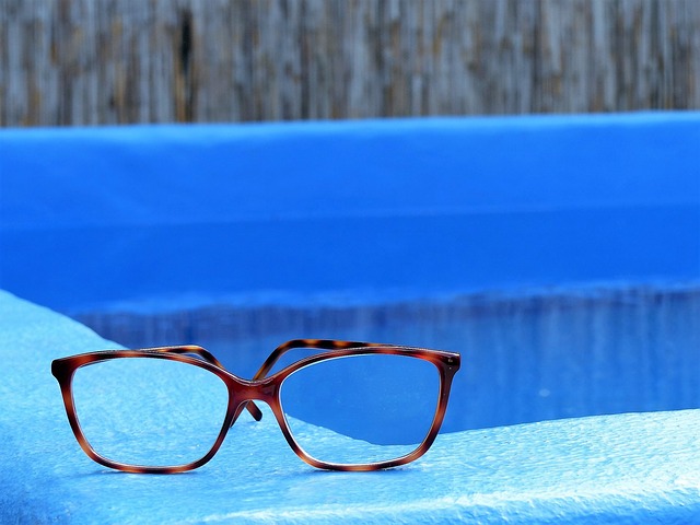 brýle u bazénu
