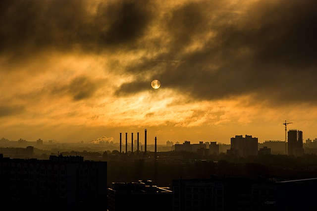 smog nad továrnou