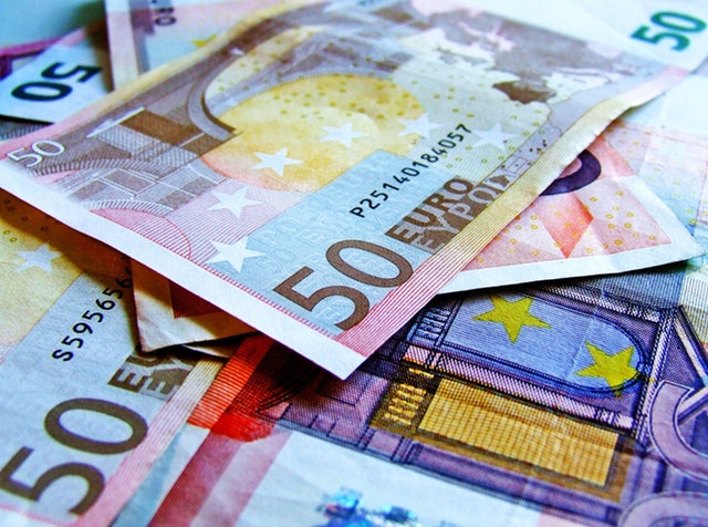 detail na barevné euro bankovky