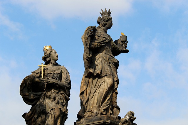 sochy na Karlově mostu v Praze